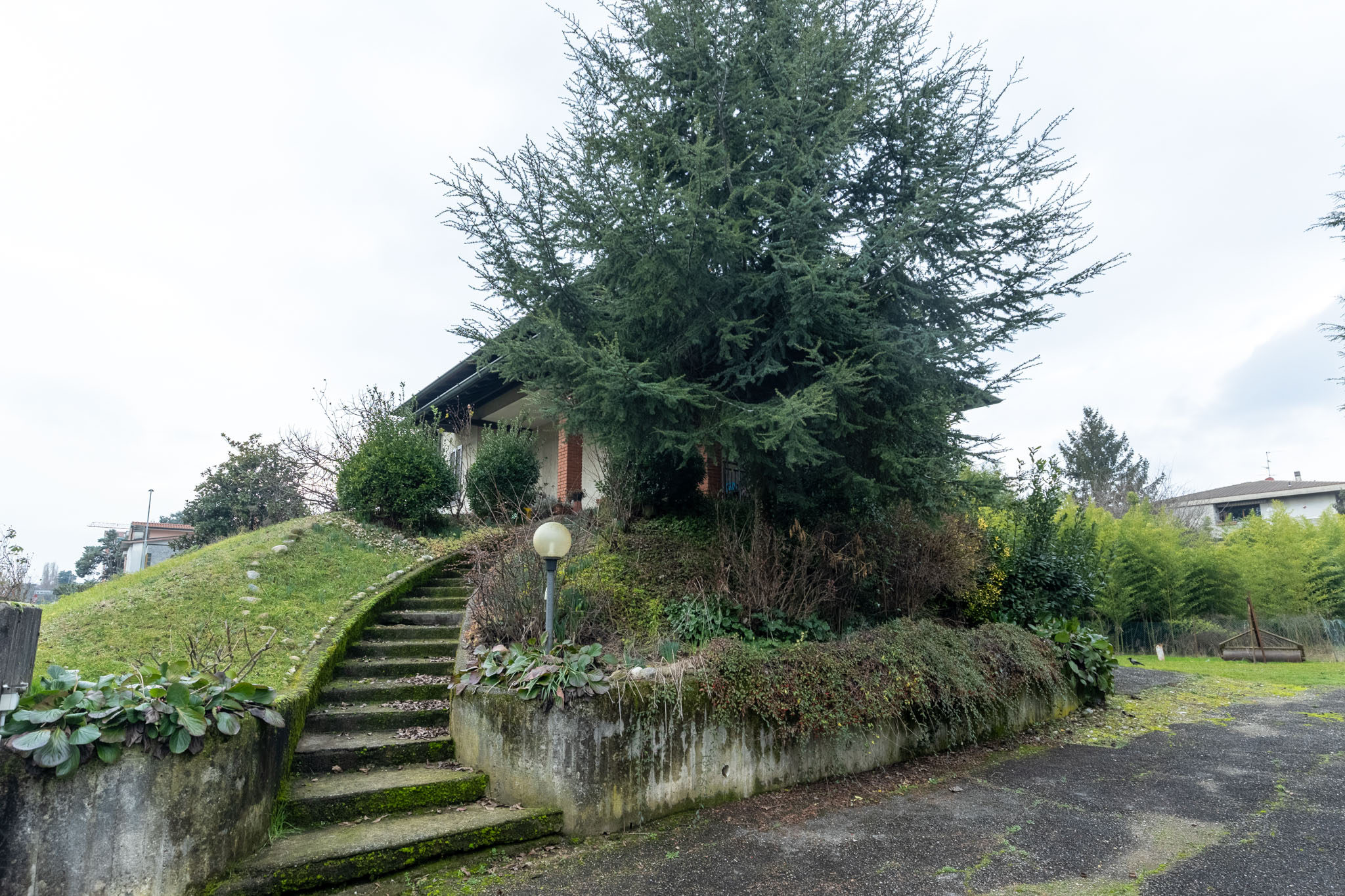 Villa immobiliare, scatto originale prima del ritocco AI