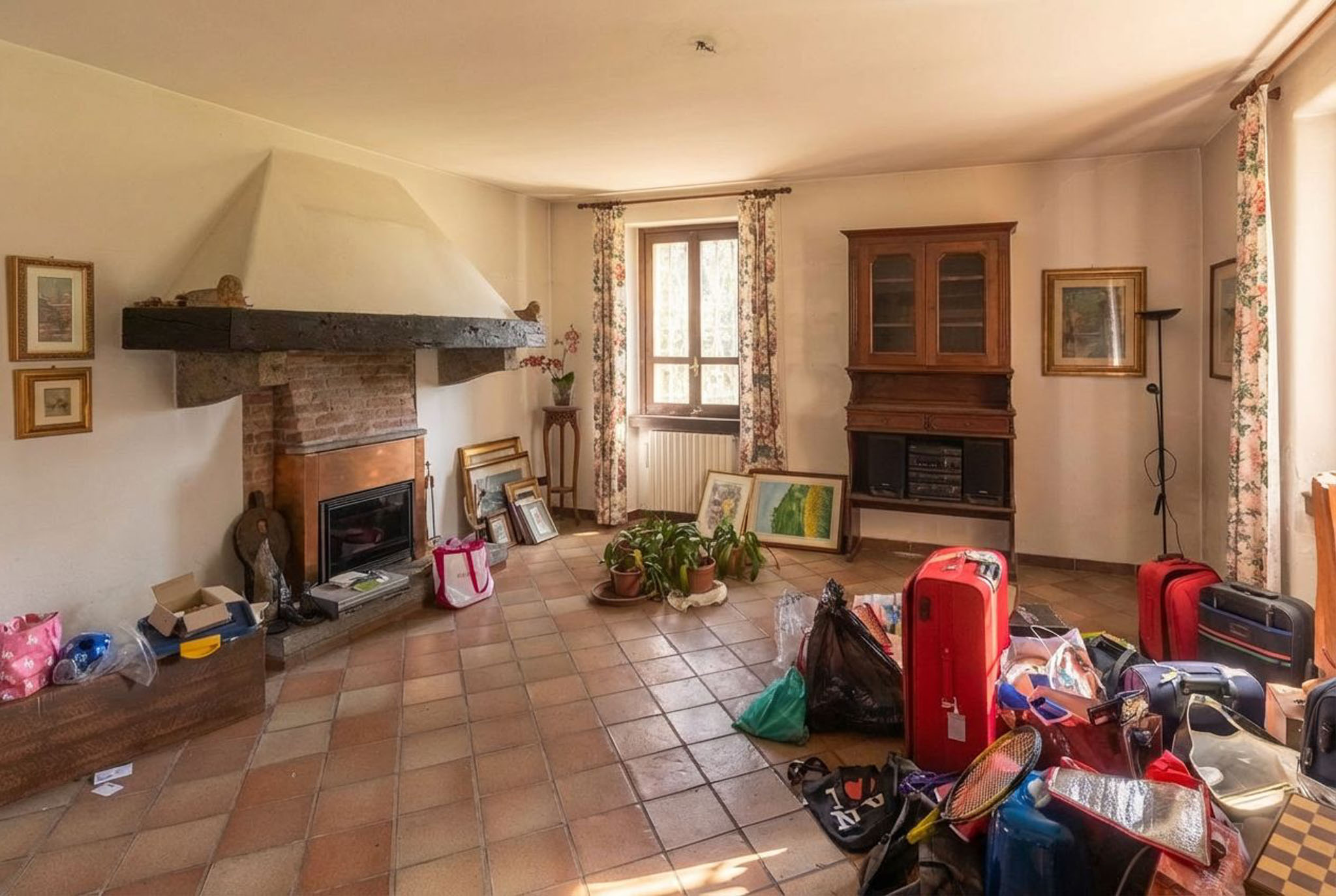 Stanza liberata dagli ingombri con elaborazione AI