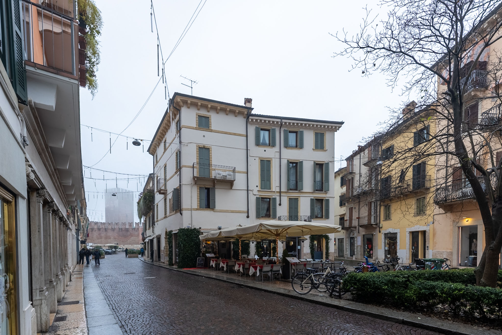 Stessa via in giornata grigia